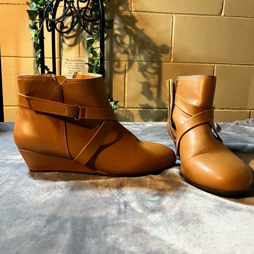 Comfortview tan booties